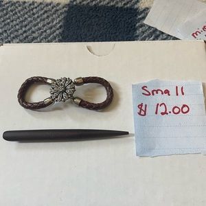 Lilla rose. Comes with the stick